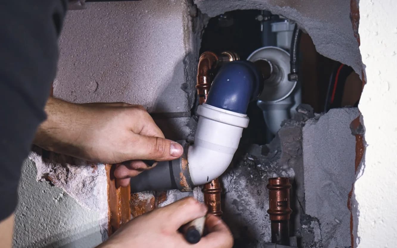 Rohrreparatur in der Wand — Reparatur der Schadensursache