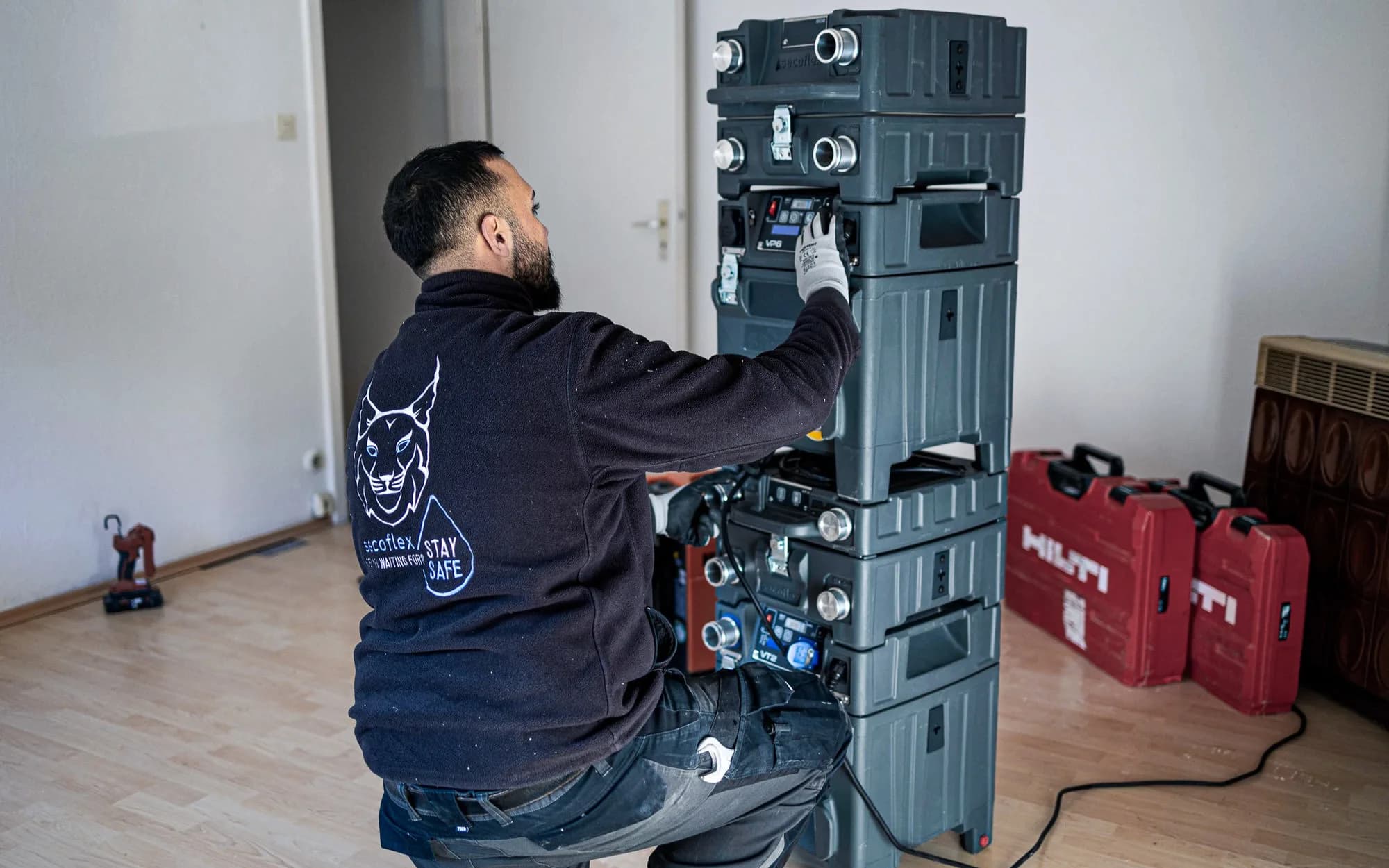 secoflex-Techniker bedient die Trocknungsgeräte im Einsatz
