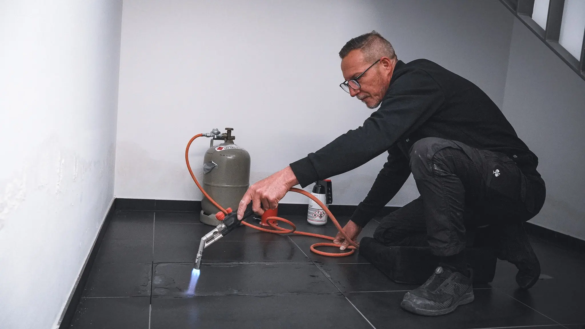 secoflex Installateur bei der Rohrverbindung mit dem Brenner