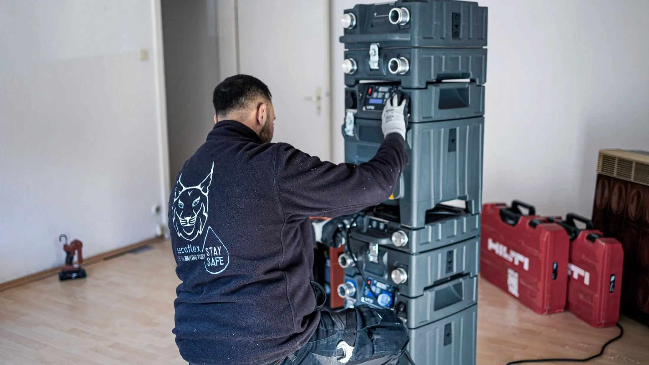 secoflex Techniker beim Aufbau von Trocknungsgeräten