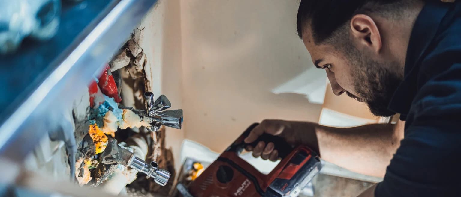 secoflex-Techniker bei der Rohrreparatur mit dem Hilti-Werkzeug