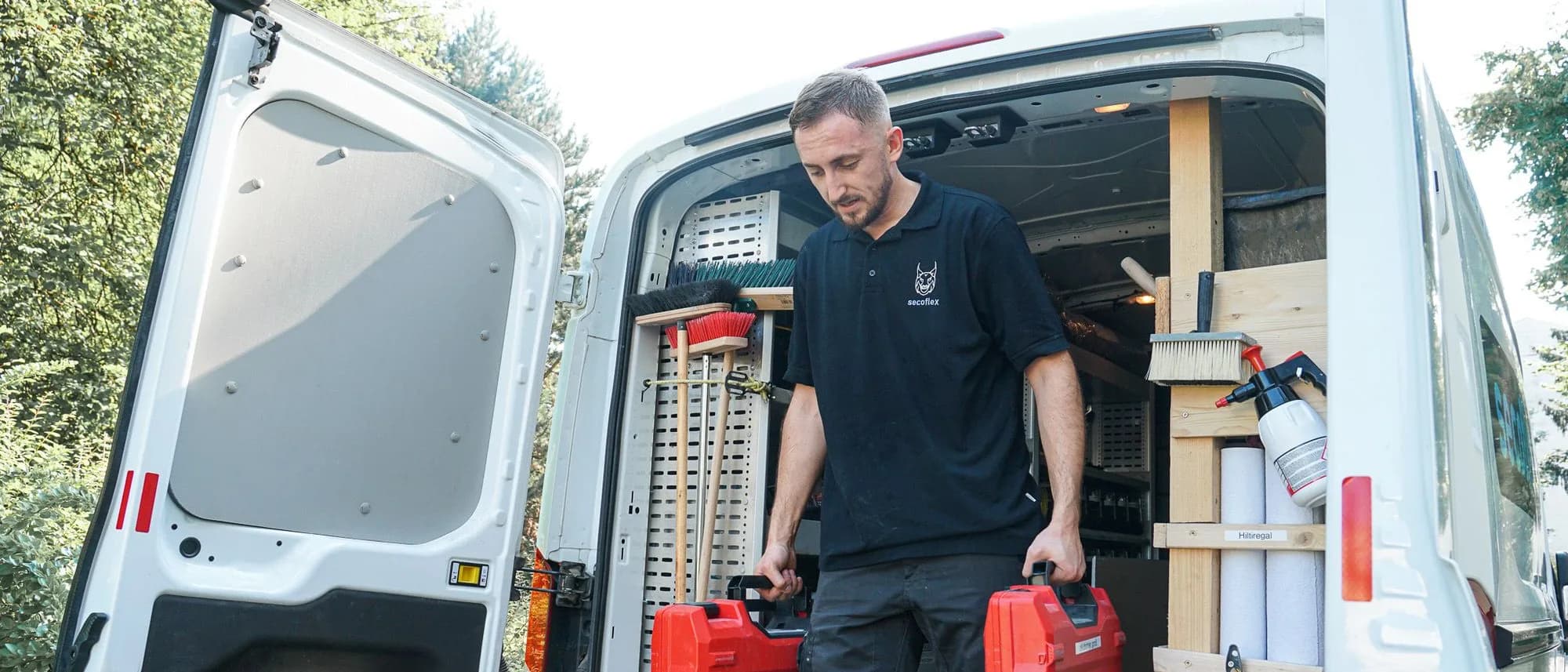 secoflex-Techniker lädt Werkzeug aus dem Einsatzfahrzeug