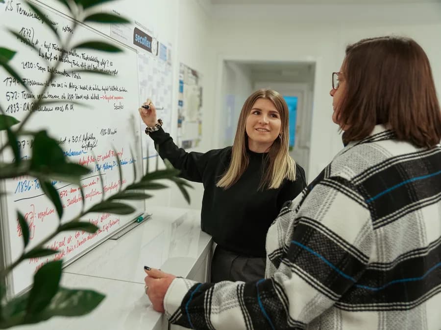 secoflex-Kolleginnen bei der Einsatzplanung am Whiteboard