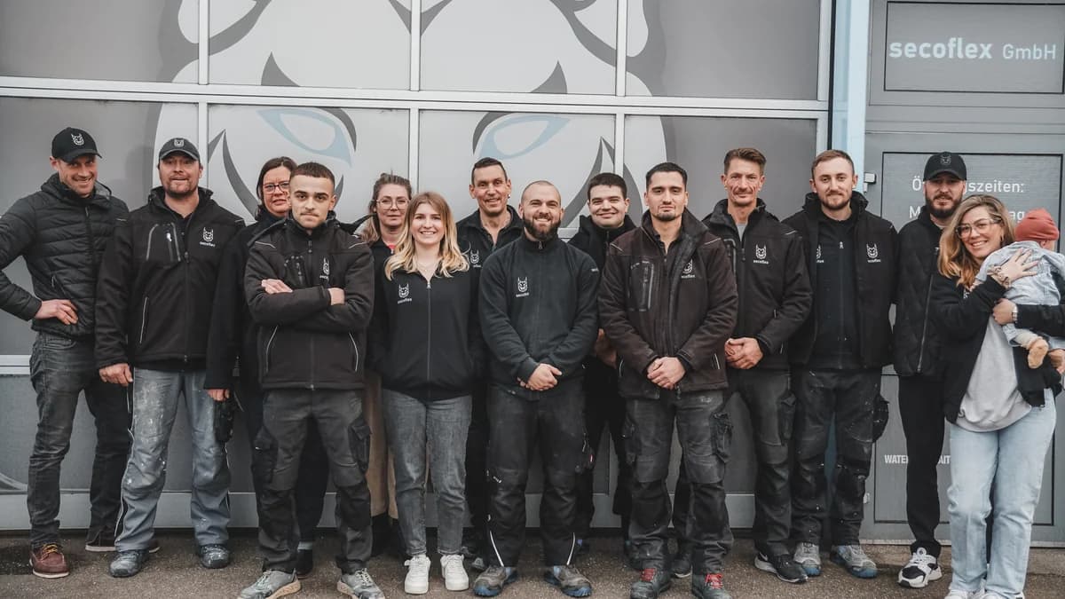 Das secoflex-Team vor der Firmenzentrale
