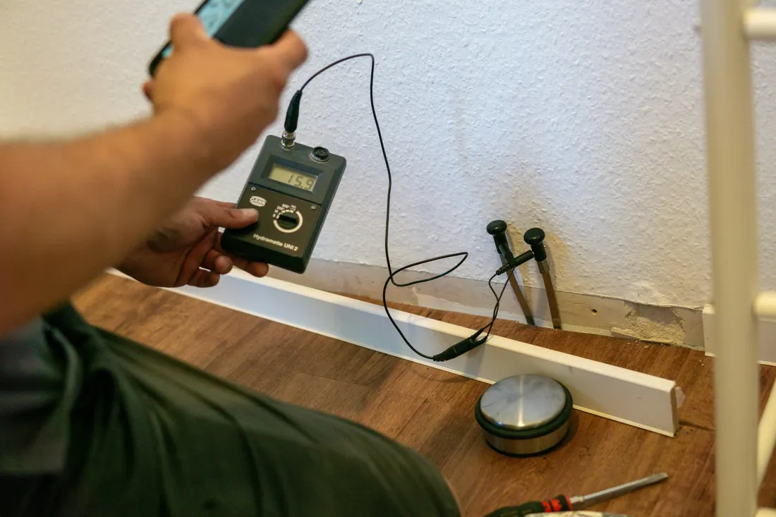 Feuchtigkeitsmessung an der Wand