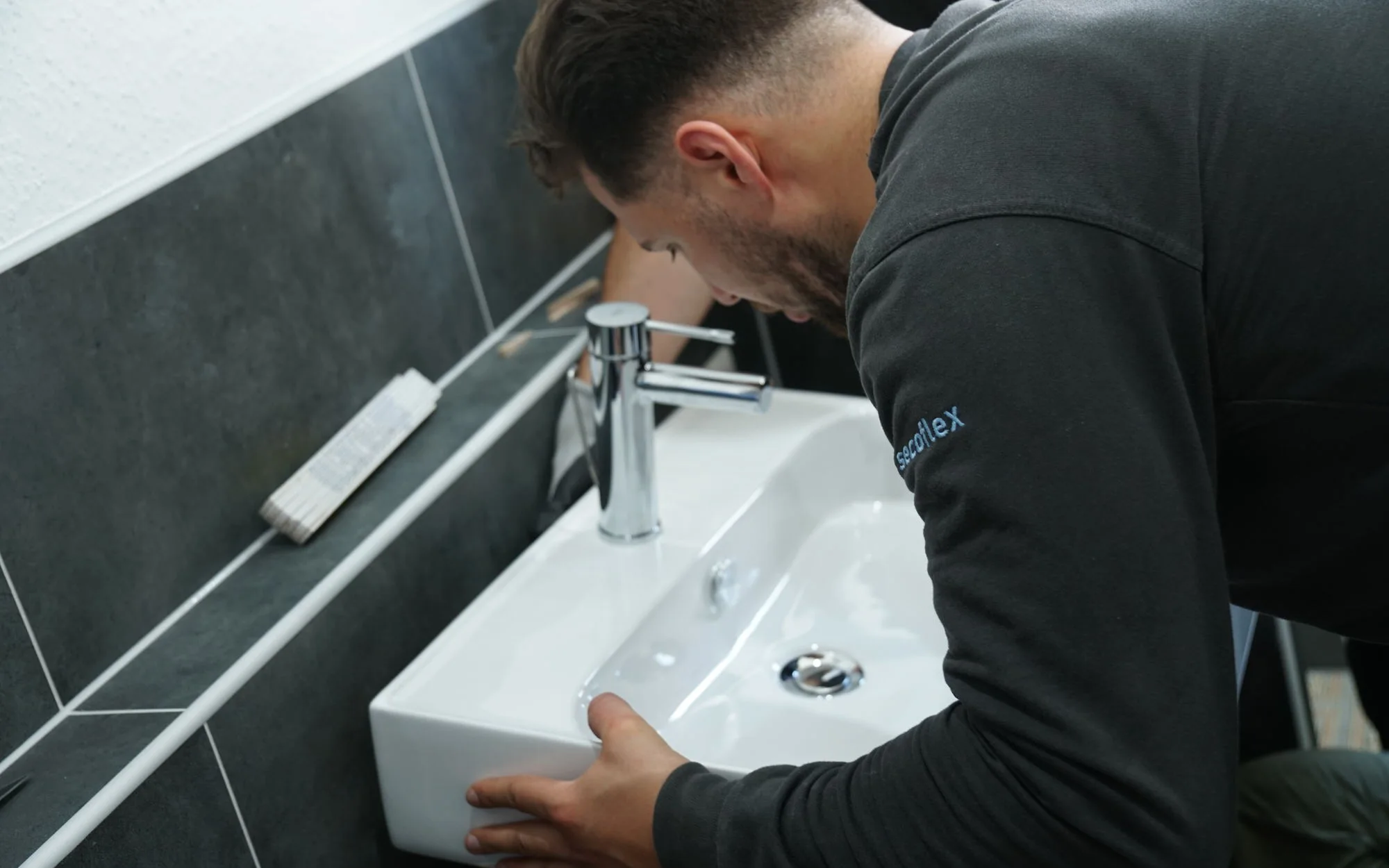 secoflex-Techniker bei der Montage eines Waschbeckens