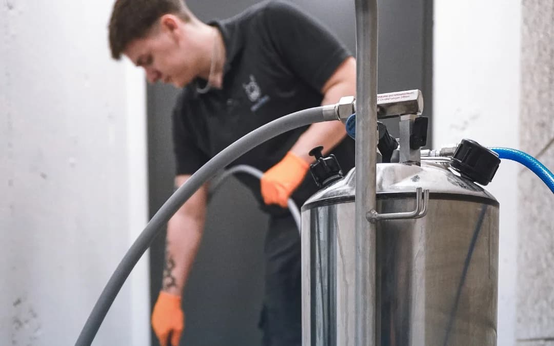 secoflex-Techniker bei der Dämmschichttrocknung im Einsatz